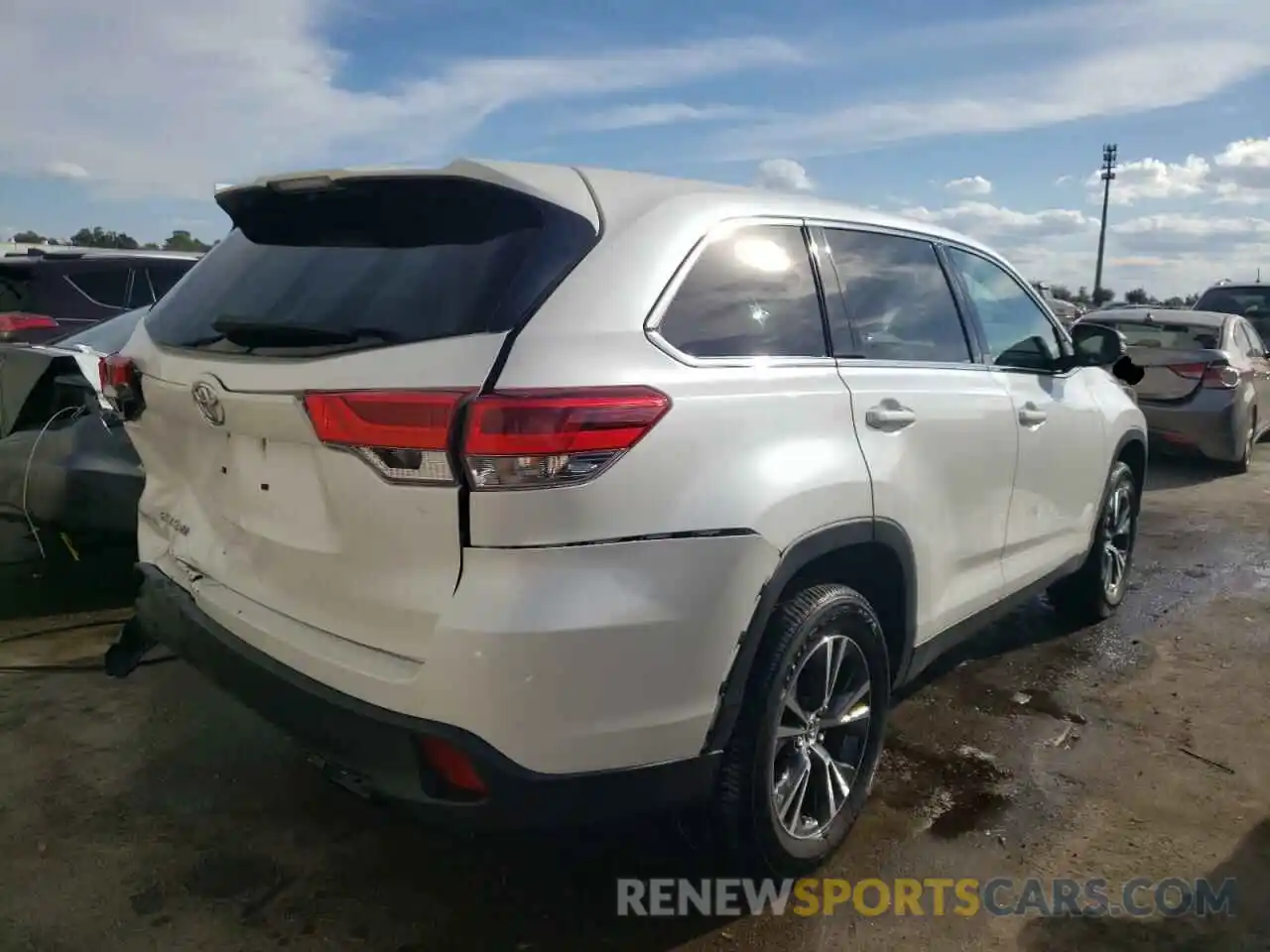 4 Photograph of a damaged car 5TDZZRFH4KS365134 TOYOTA HIGHLANDER 2019