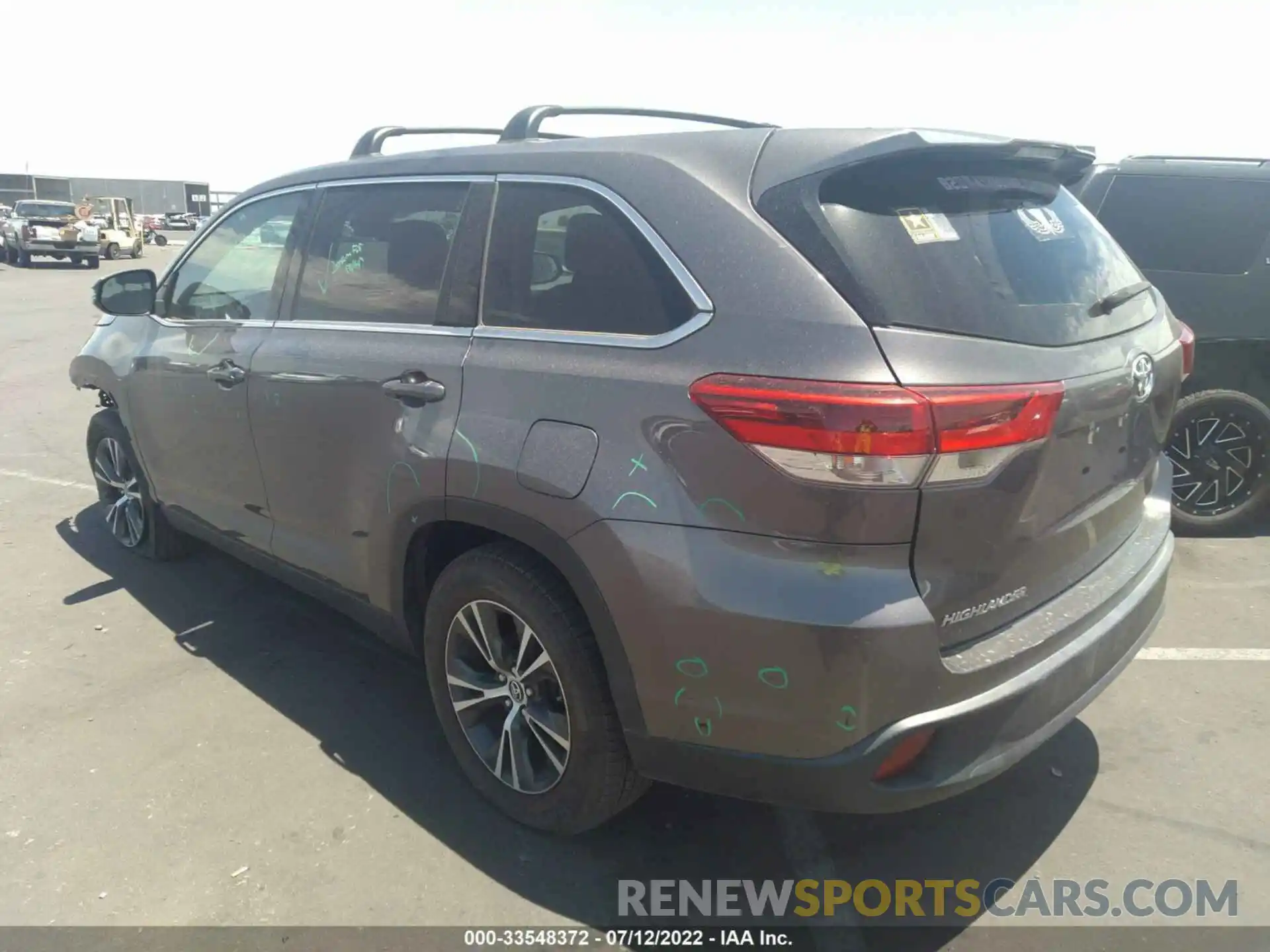 3 Photograph of a damaged car 5TDZZRFH4KS365179 TOYOTA HIGHLANDER 2019