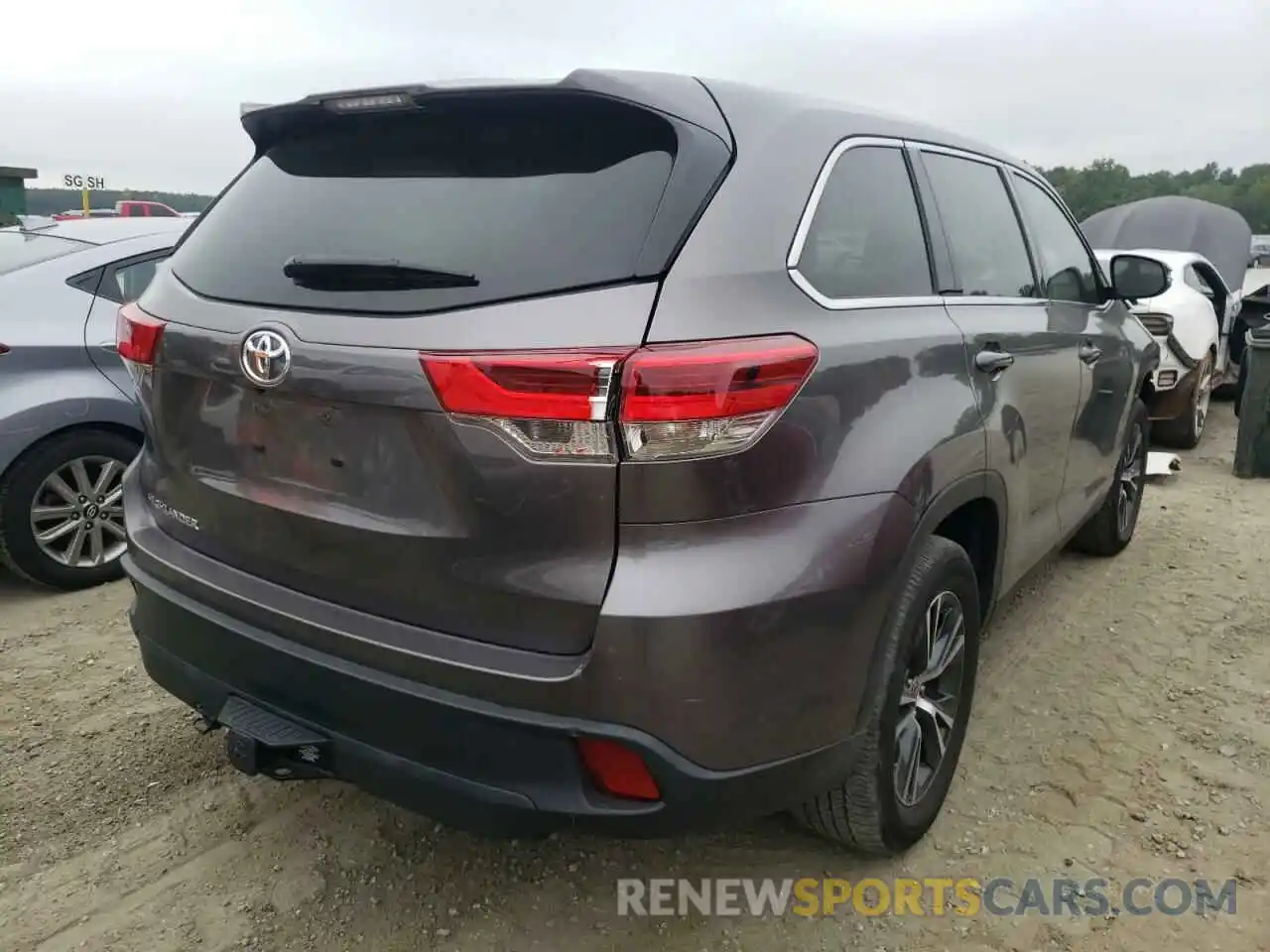 4 Photograph of a damaged car 5TDZZRFH4KS369409 TOYOTA HIGHLANDER 2019