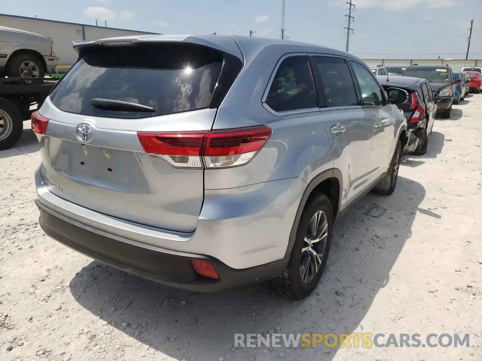 4 Photograph of a damaged car 5TDZZRFH4KS369846 TOYOTA HIGHLANDER 2019