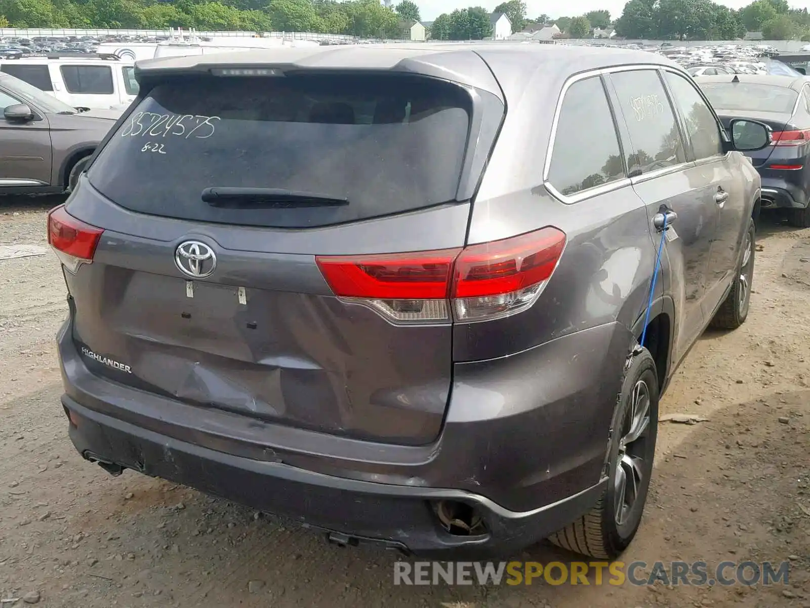 4 Photograph of a damaged car 5TDZZRFH5KS289584 TOYOTA HIGHLANDER 2019