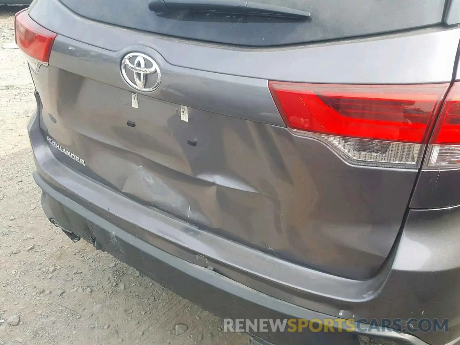 9 Photograph of a damaged car 5TDZZRFH5KS289584 TOYOTA HIGHLANDER 2019