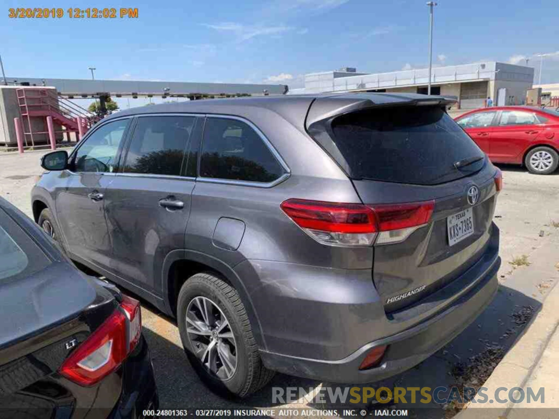 17 Photograph of a damaged car 5TDZZRFH5KS290086 TOYOTA HIGHLANDER 2019