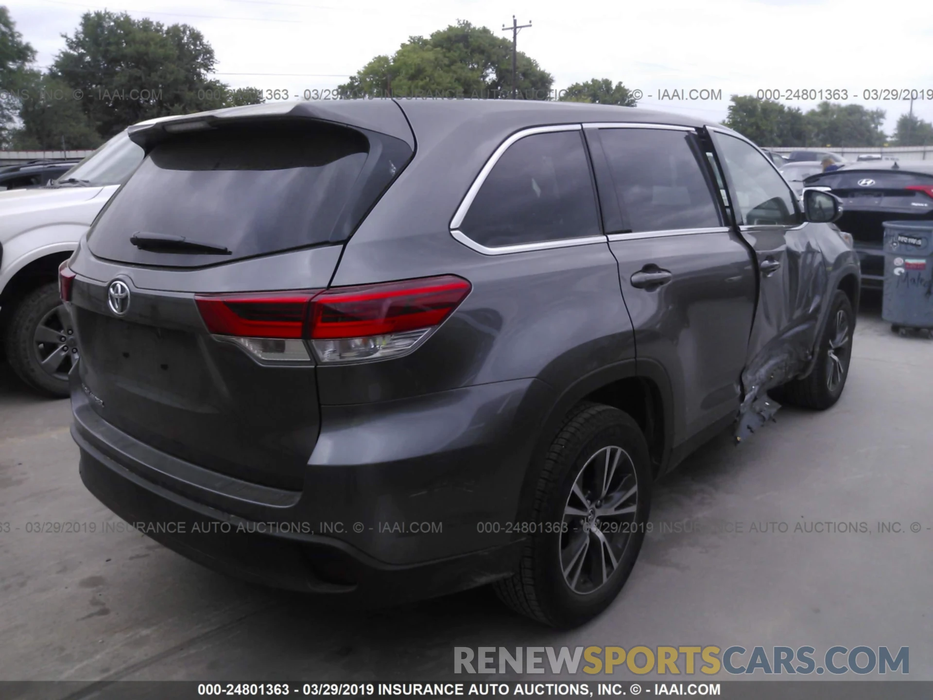 4 Photograph of a damaged car 5TDZZRFH5KS290086 TOYOTA HIGHLANDER 2019