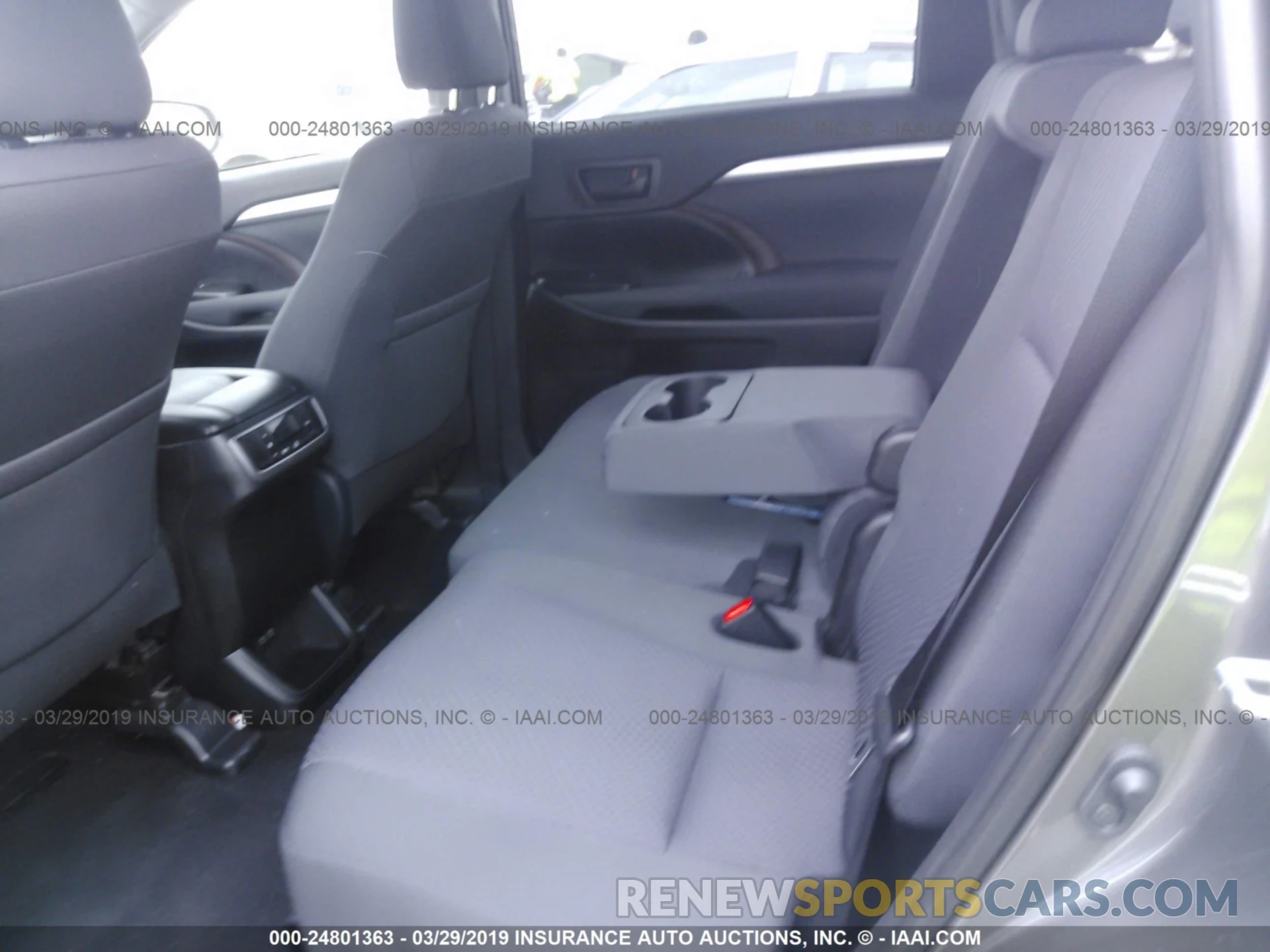 8 Photograph of a damaged car 5TDZZRFH5KS290086 TOYOTA HIGHLANDER 2019