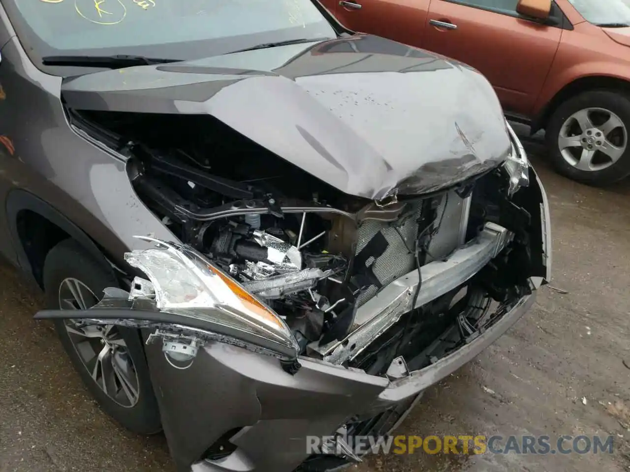 9 Photograph of a damaged car 5TDZZRFH5KS290850 TOYOTA HIGHLANDER 2019