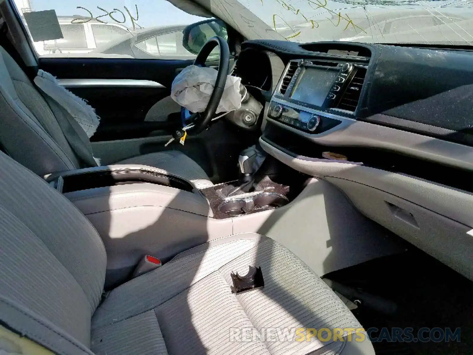 5 Photograph of a damaged car 5TDZZRFH5KS291612 TOYOTA HIGHLANDER 2019