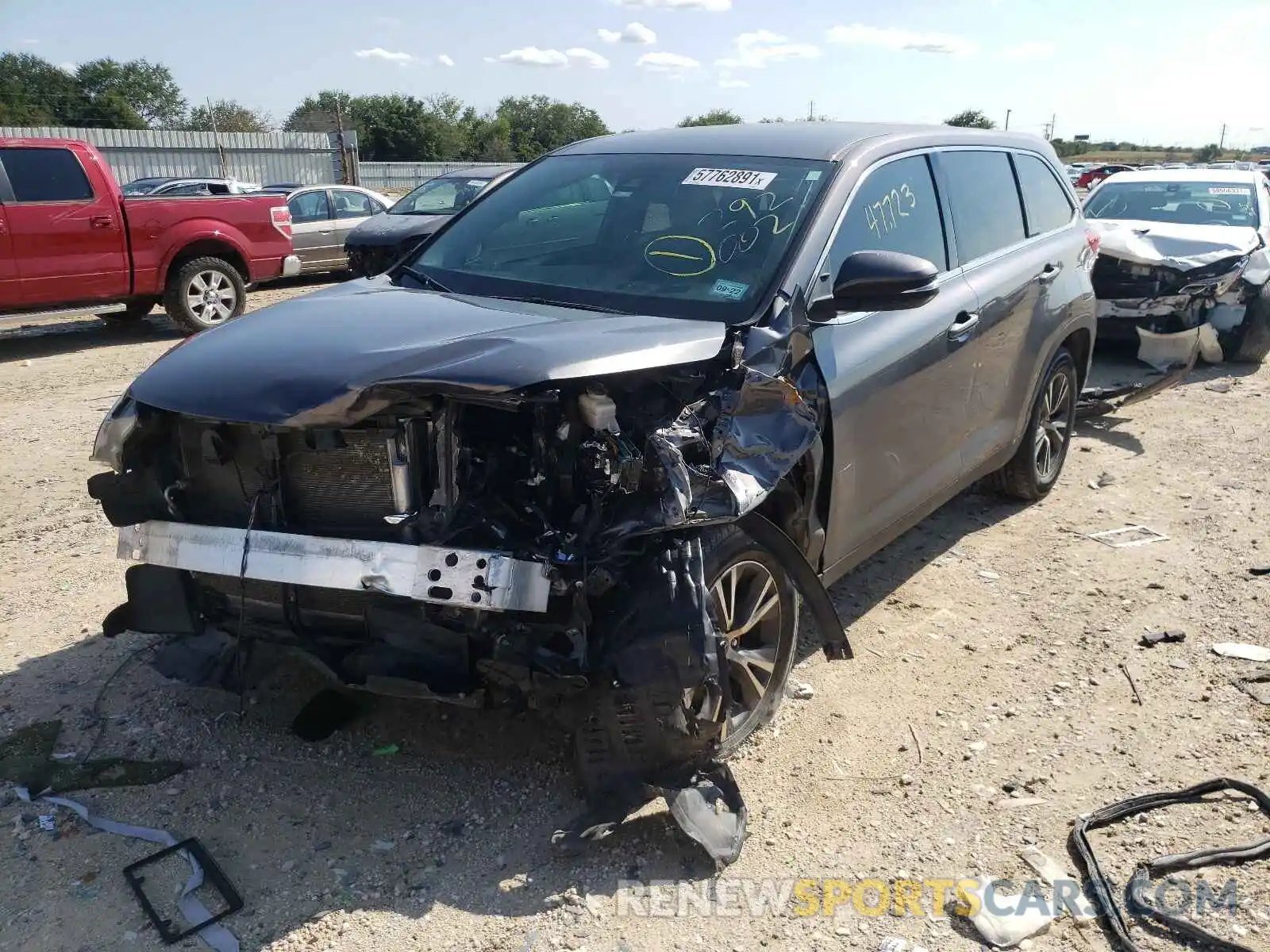 2 Photograph of a damaged car 5TDZZRFH5KS292002 TOYOTA HIGHLANDER 2019