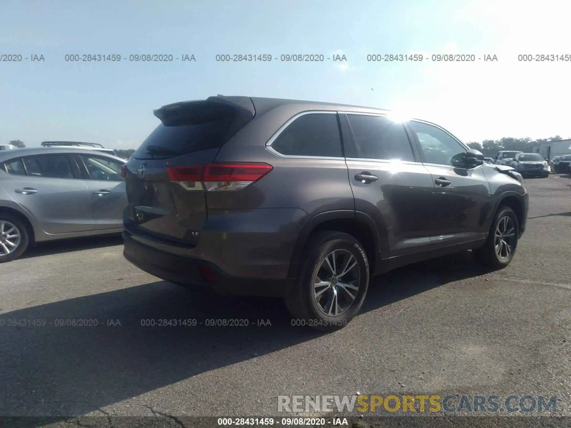 4 Photograph of a damaged car 5TDZZRFH5KS292193 TOYOTA HIGHLANDER 2019