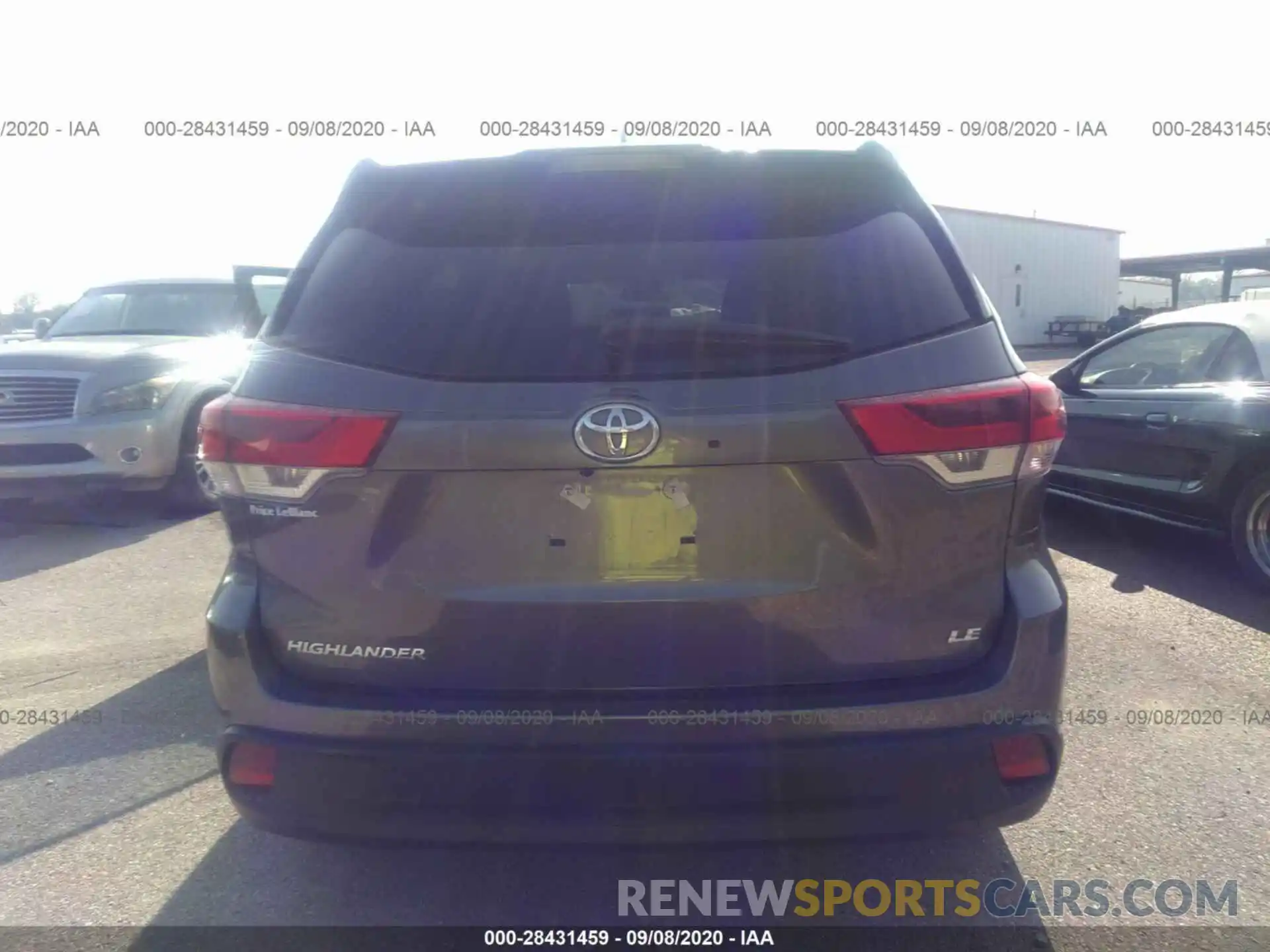 8 Photograph of a damaged car 5TDZZRFH5KS292193 TOYOTA HIGHLANDER 2019