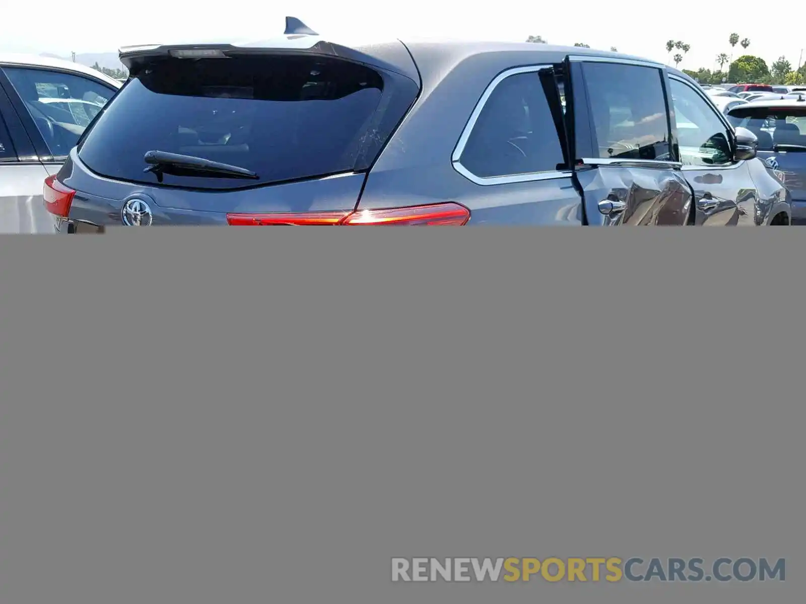 4 Photograph of a damaged car 5TDZZRFH5KS295823 TOYOTA HIGHLANDER 2019