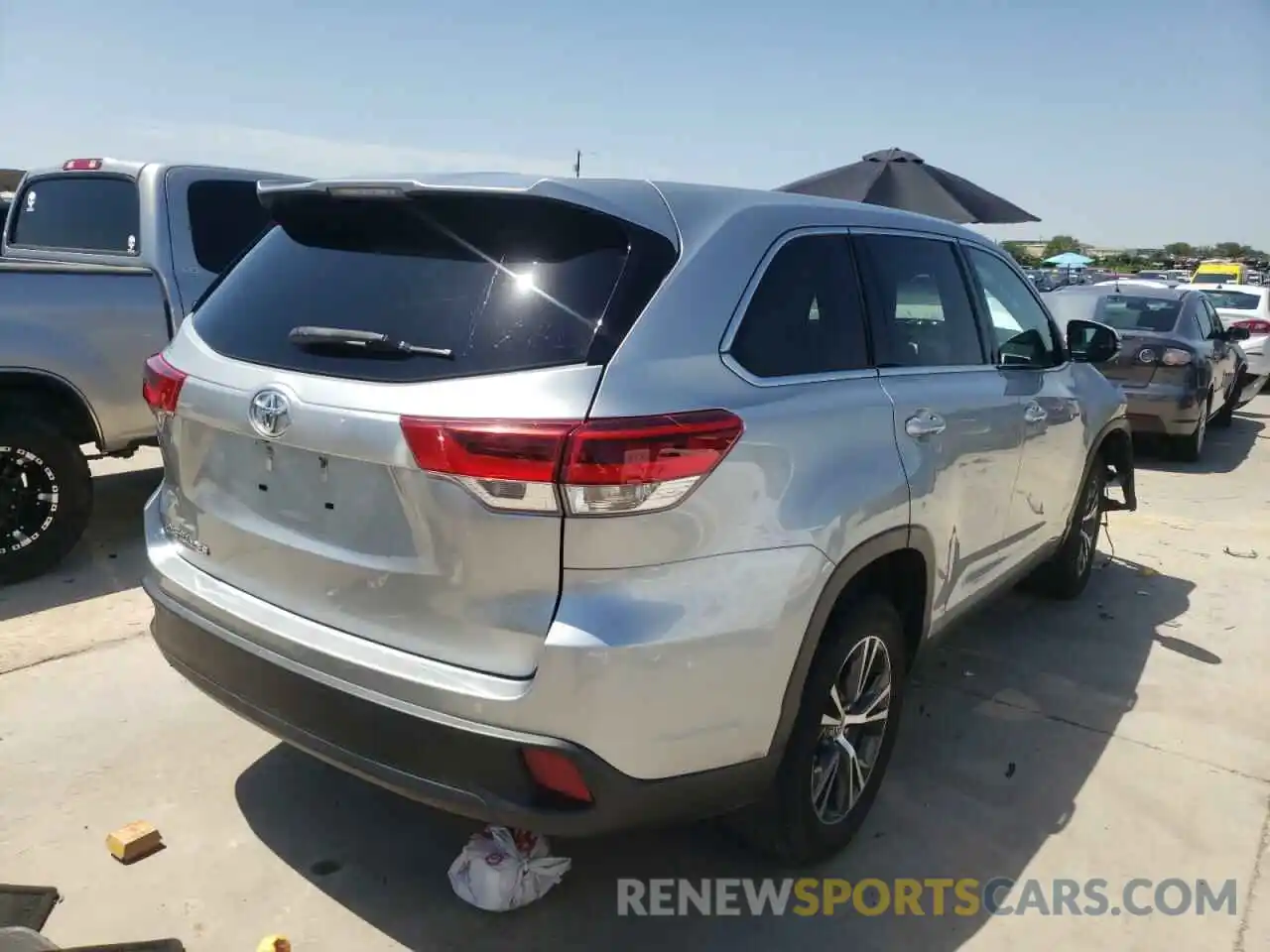 4 Photograph of a damaged car 5TDZZRFH5KS298091 TOYOTA HIGHLANDER 2019