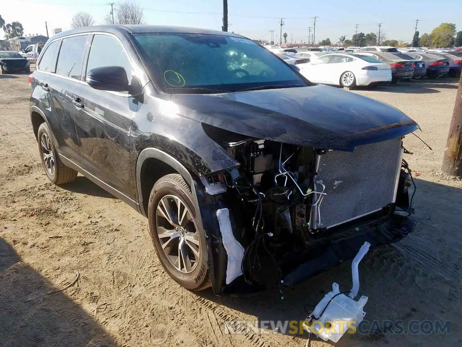 1 Photograph of a damaged car 5TDZZRFH5KS301247 TOYOTA HIGHLANDER 2019