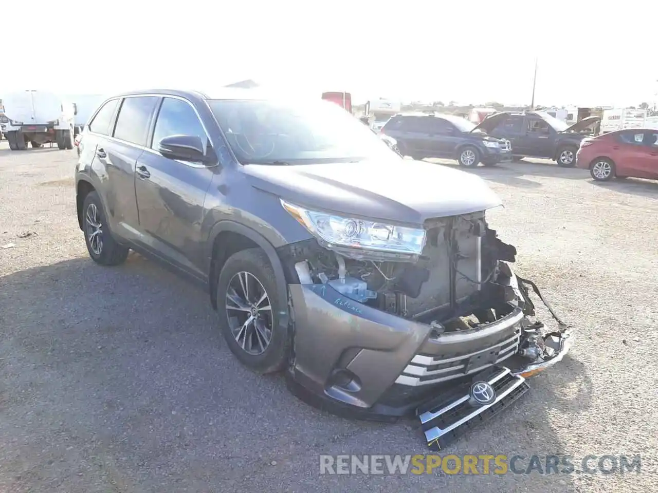 1 Photograph of a damaged car 5TDZZRFH5KS301846 TOYOTA HIGHLANDER 2019