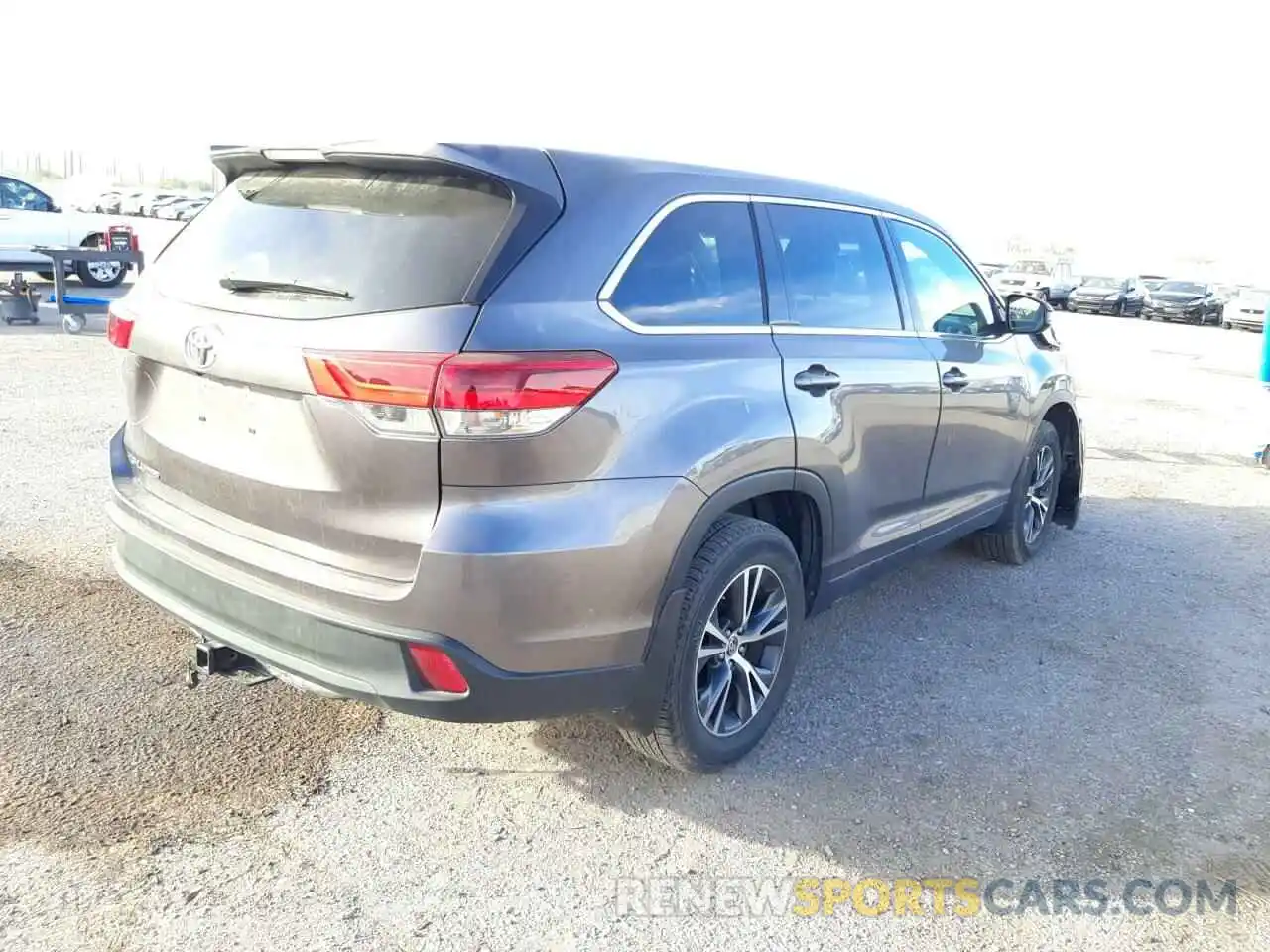 4 Photograph of a damaged car 5TDZZRFH5KS301846 TOYOTA HIGHLANDER 2019