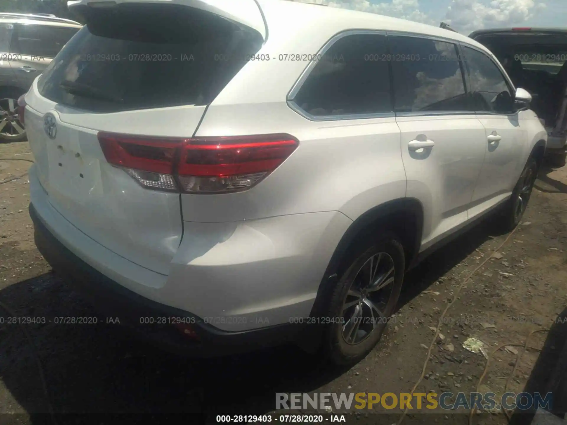 4 Photograph of a damaged car 5TDZZRFH5KS302933 TOYOTA HIGHLANDER 2019