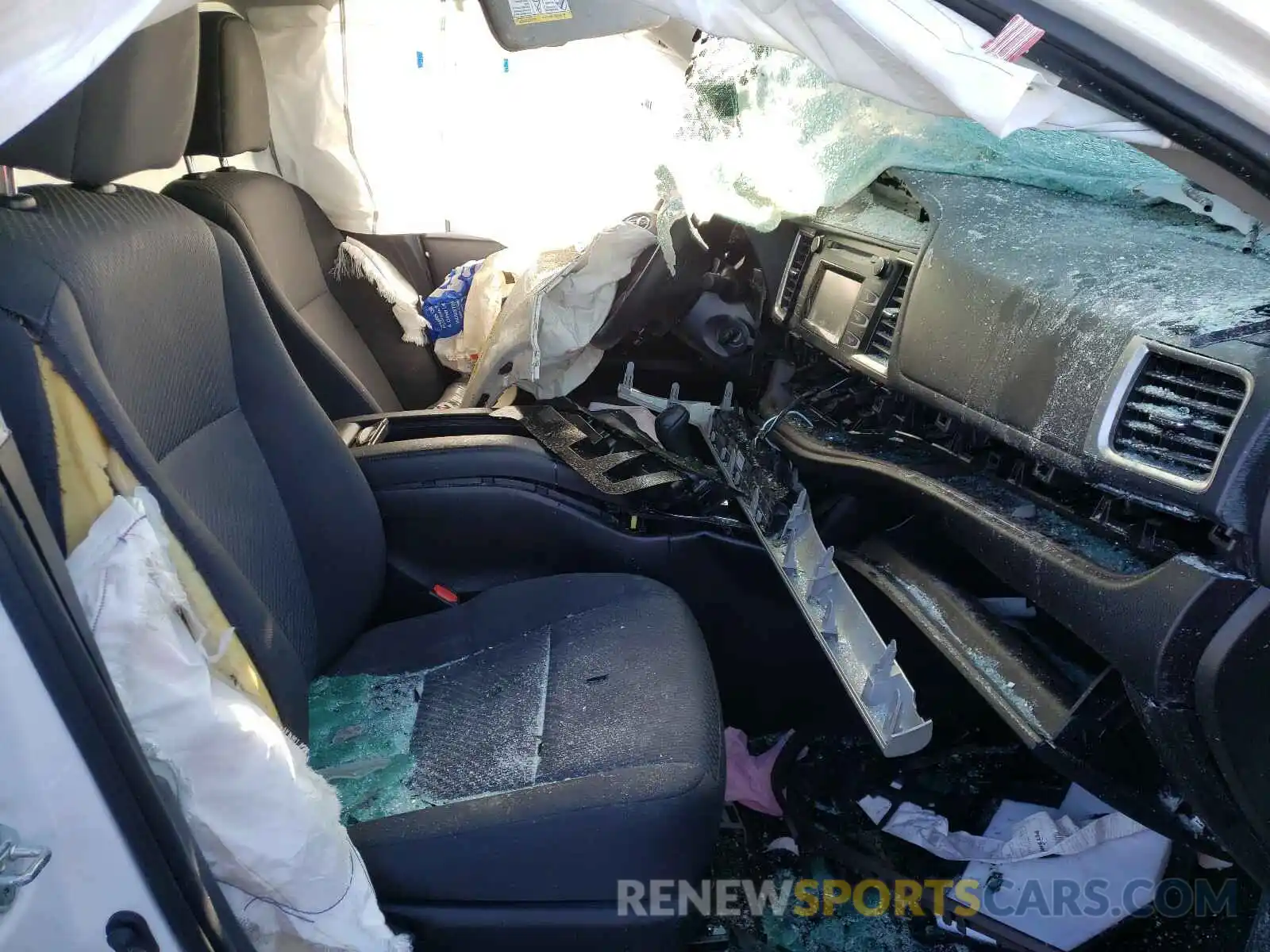 5 Photograph of a damaged car 5TDZZRFH5KS304102 TOYOTA HIGHLANDER 2019