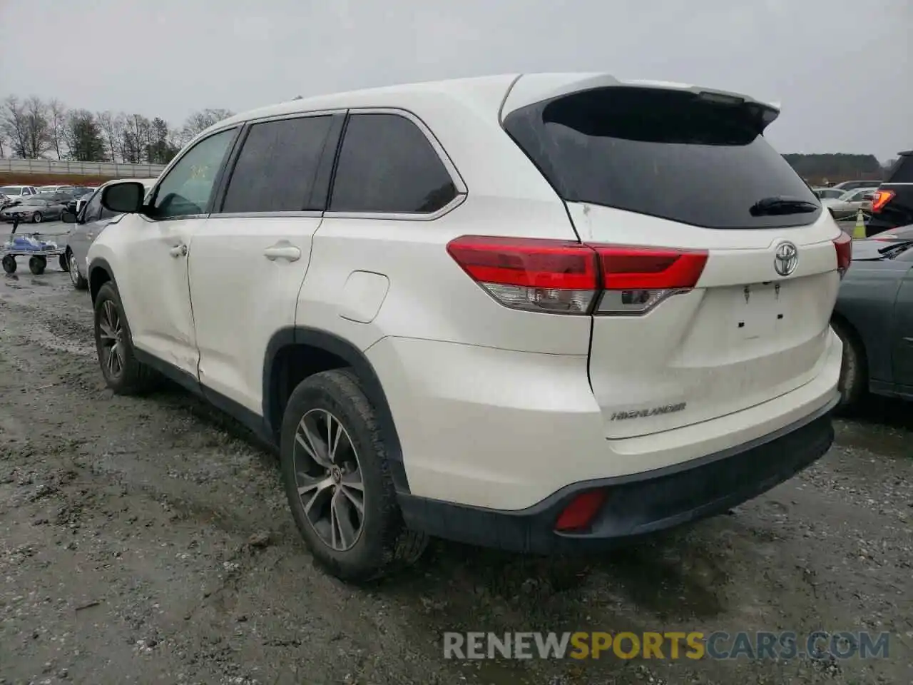 3 Photograph of a damaged car 5TDZZRFH5KS304407 TOYOTA HIGHLANDER 2019