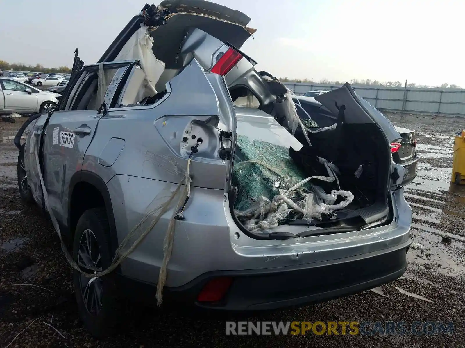 3 Photograph of a damaged car 5TDZZRFH5KS304746 TOYOTA HIGHLANDER 2019