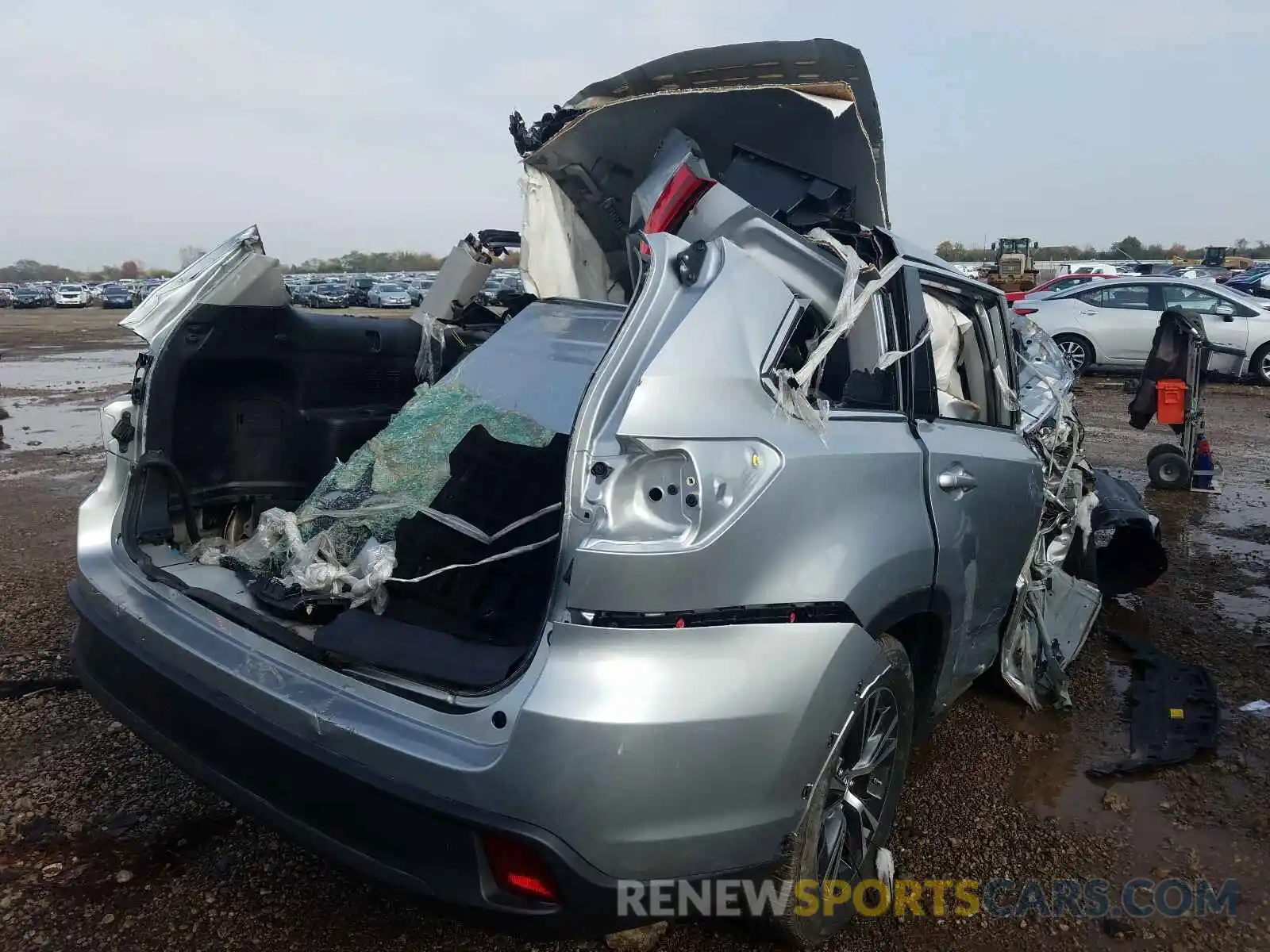 4 Photograph of a damaged car 5TDZZRFH5KS304746 TOYOTA HIGHLANDER 2019