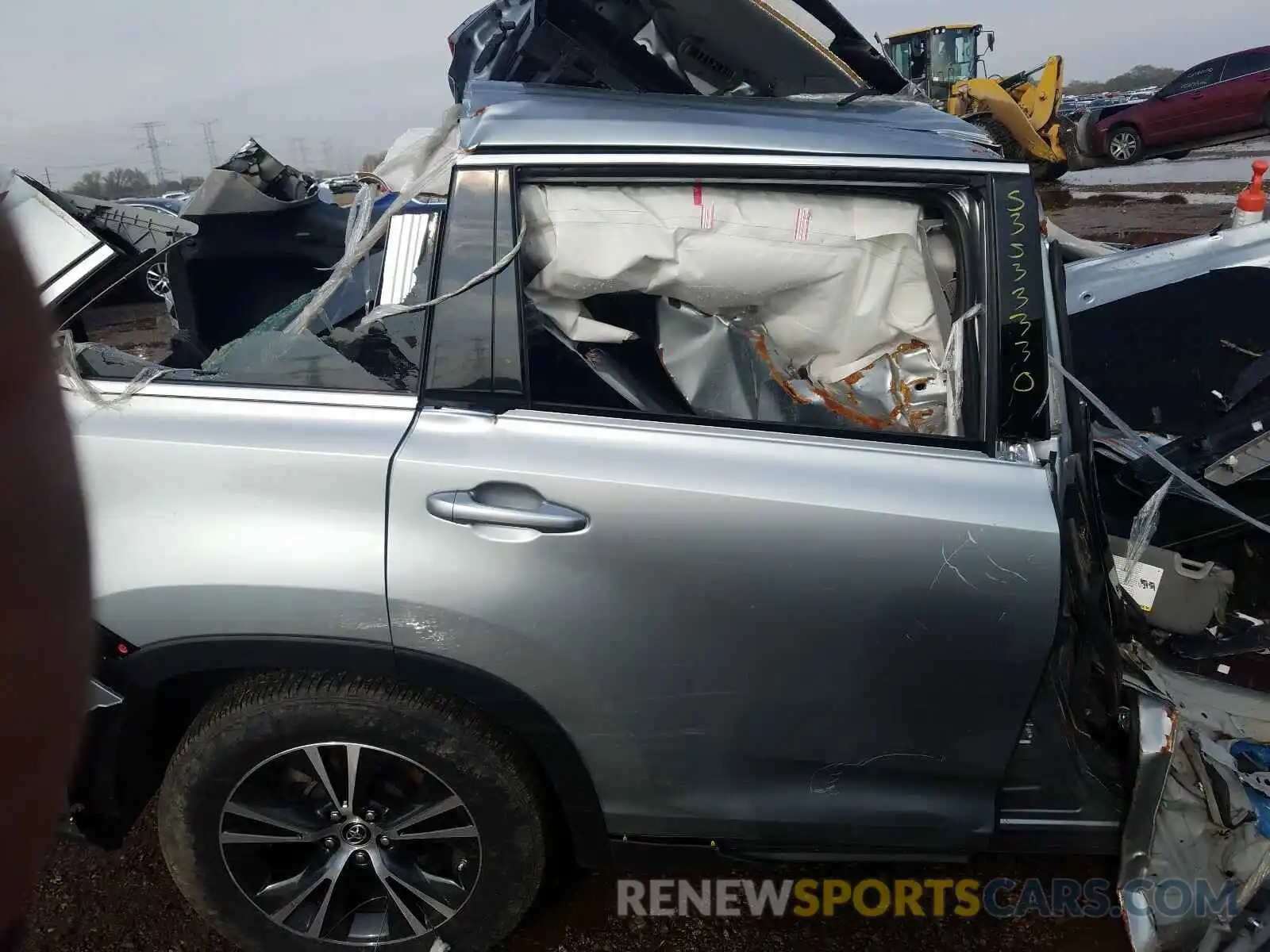 6 Photograph of a damaged car 5TDZZRFH5KS304746 TOYOTA HIGHLANDER 2019