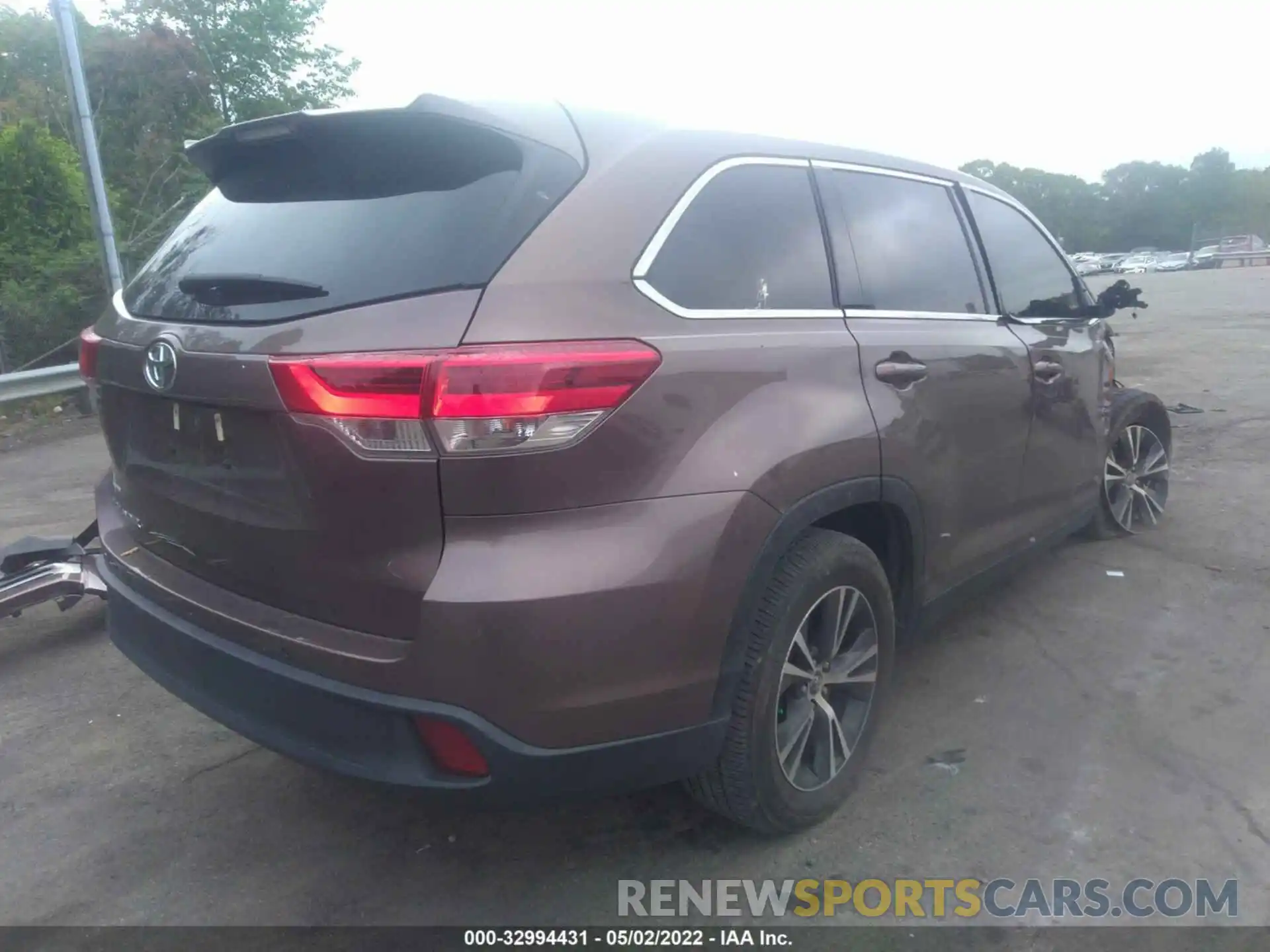 4 Photograph of a damaged car 5TDZZRFH5KS308344 TOYOTA HIGHLANDER 2019