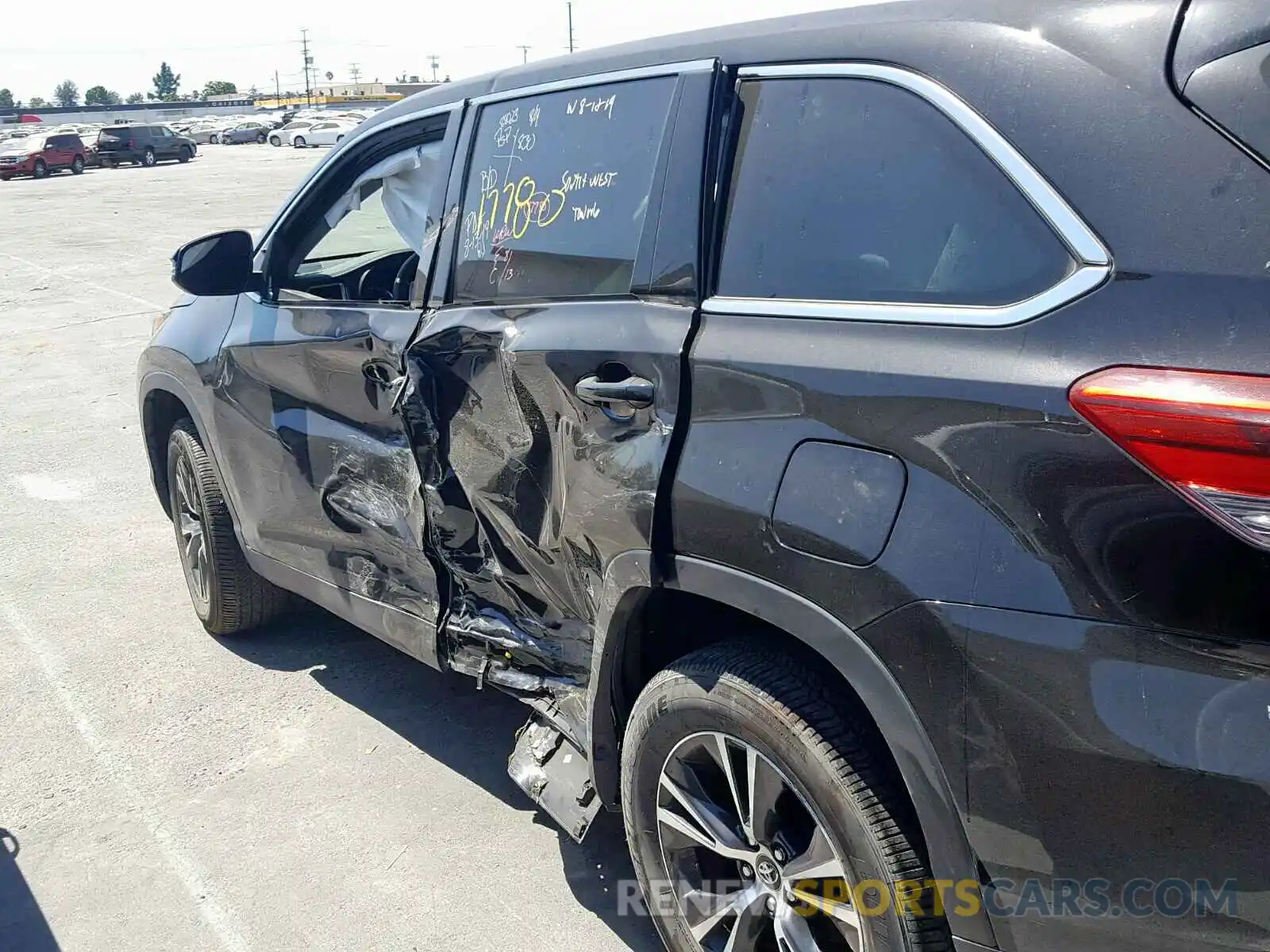 9 Photograph of a damaged car 5TDZZRFH5KS308859 TOYOTA HIGHLANDER 2019