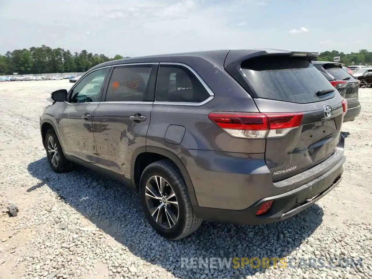 3 Photograph of a damaged car 5TDZZRFH5KS312927 TOYOTA HIGHLANDER 2019