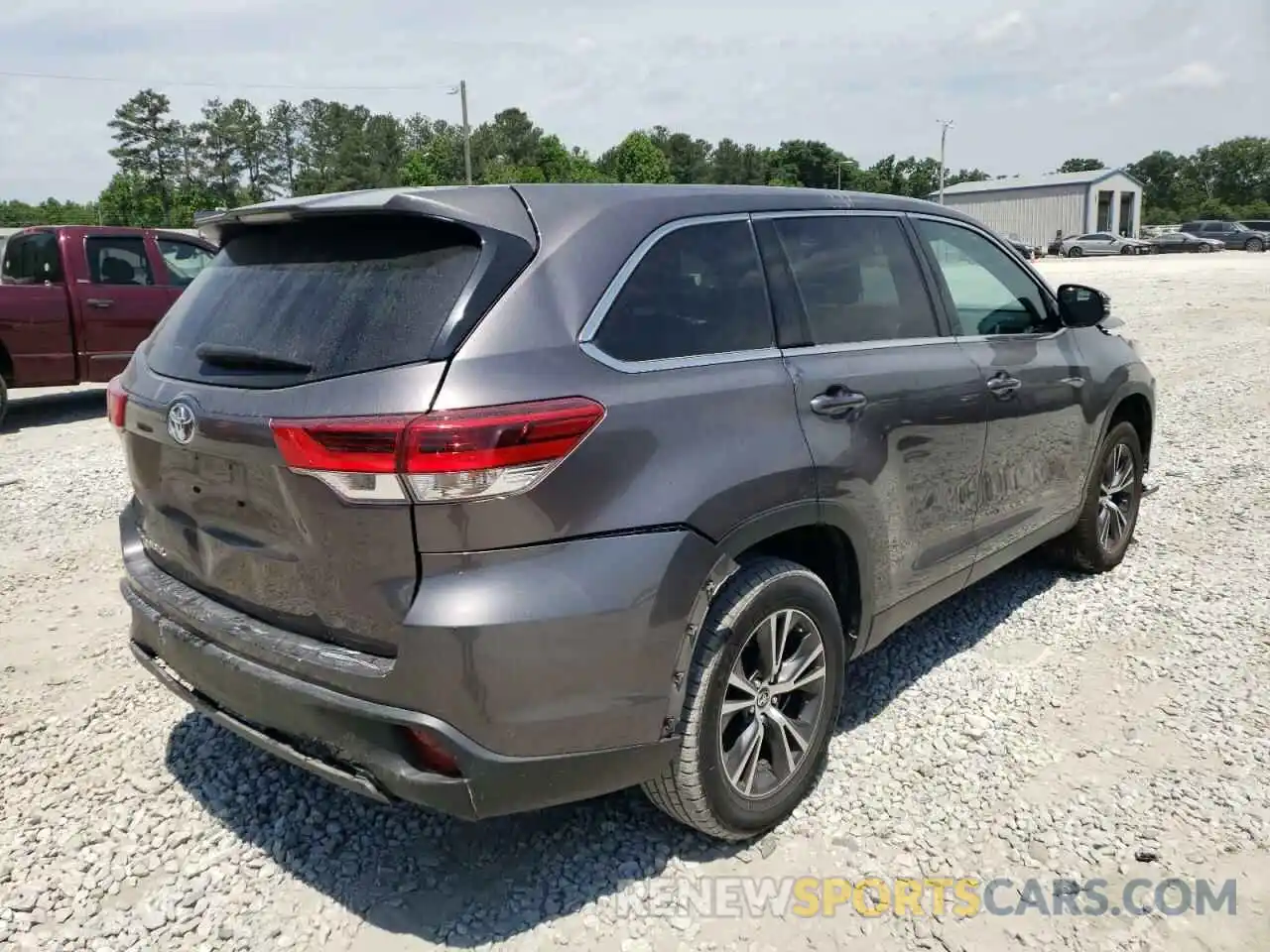 4 Photograph of a damaged car 5TDZZRFH5KS312927 TOYOTA HIGHLANDER 2019