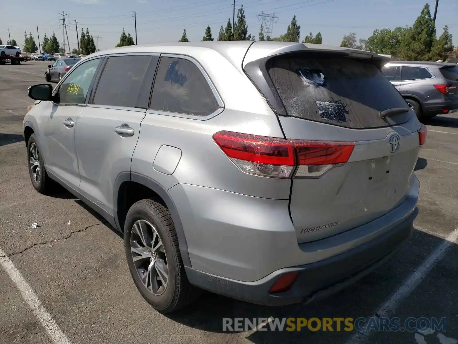 3 Photograph of a damaged car 5TDZZRFH5KS314452 TOYOTA HIGHLANDER 2019