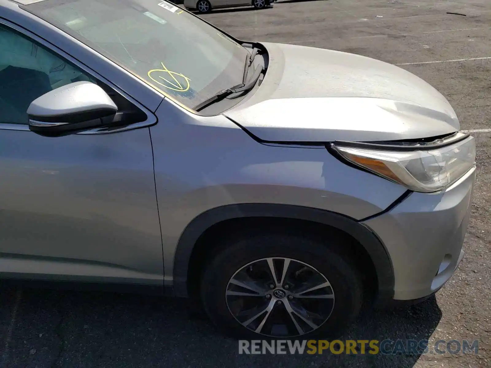 9 Photograph of a damaged car 5TDZZRFH5KS314452 TOYOTA HIGHLANDER 2019