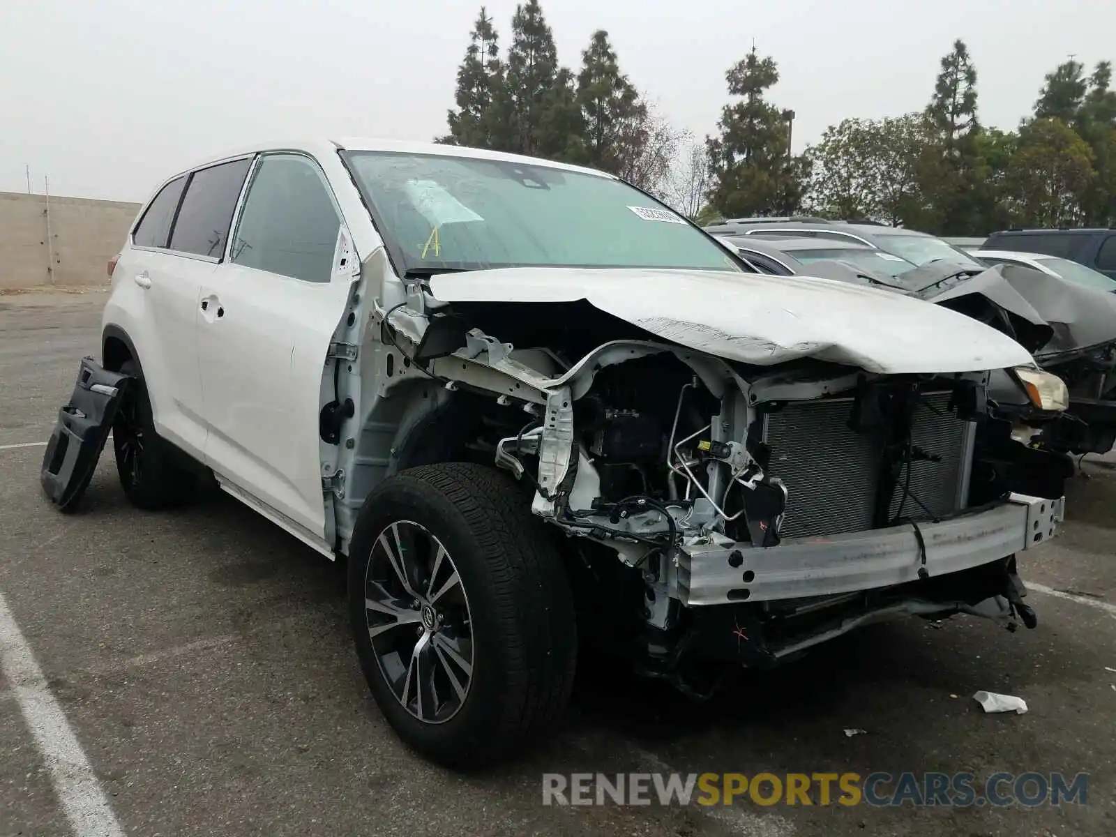 1 Photograph of a damaged car 5TDZZRFH5KS321675 TOYOTA HIGHLANDER 2019