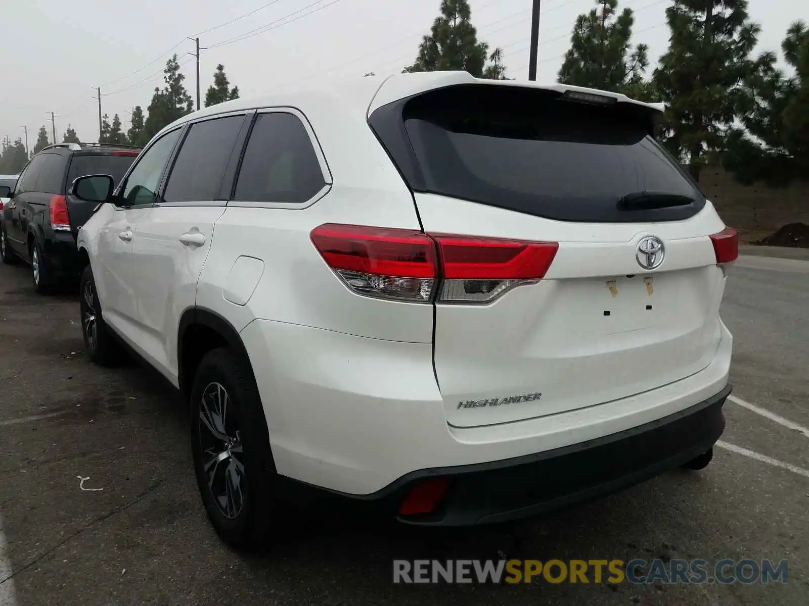 3 Photograph of a damaged car 5TDZZRFH5KS321675 TOYOTA HIGHLANDER 2019