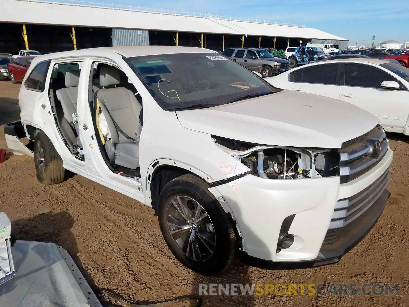 1 Photograph of a damaged car 5TDZZRFH5KS323006 TOYOTA HIGHLANDER 2019