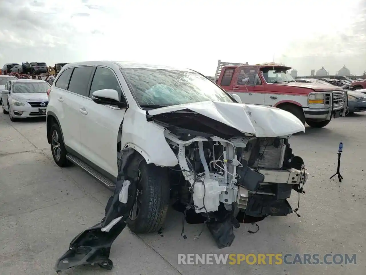 1 Photograph of a damaged car 5TDZZRFH5KS339495 TOYOTA HIGHLANDER 2019