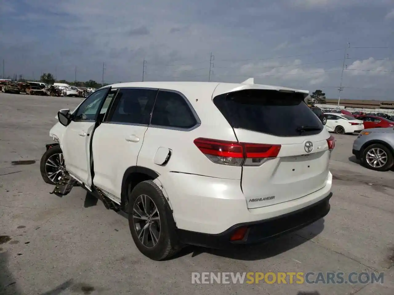 3 Photograph of a damaged car 5TDZZRFH5KS339495 TOYOTA HIGHLANDER 2019