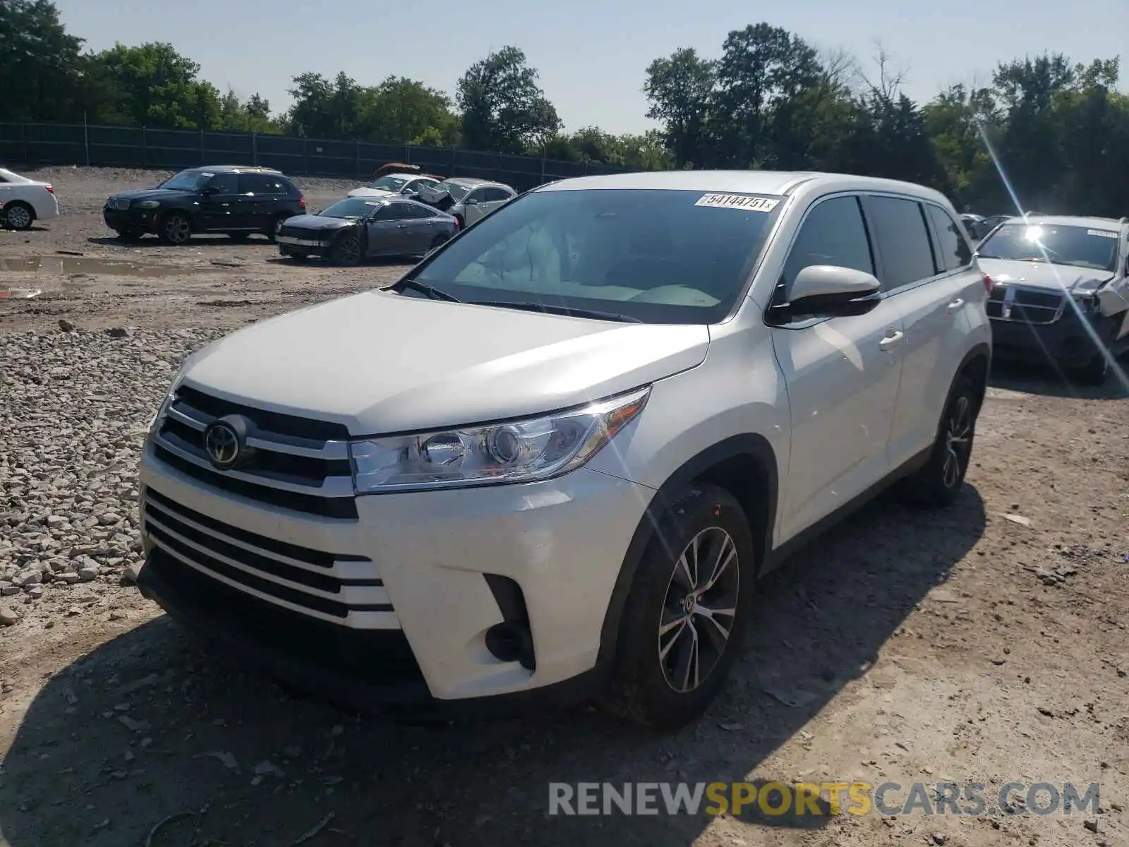 2 Photograph of a damaged car 5TDZZRFH5KS341747 TOYOTA HIGHLANDER 2019