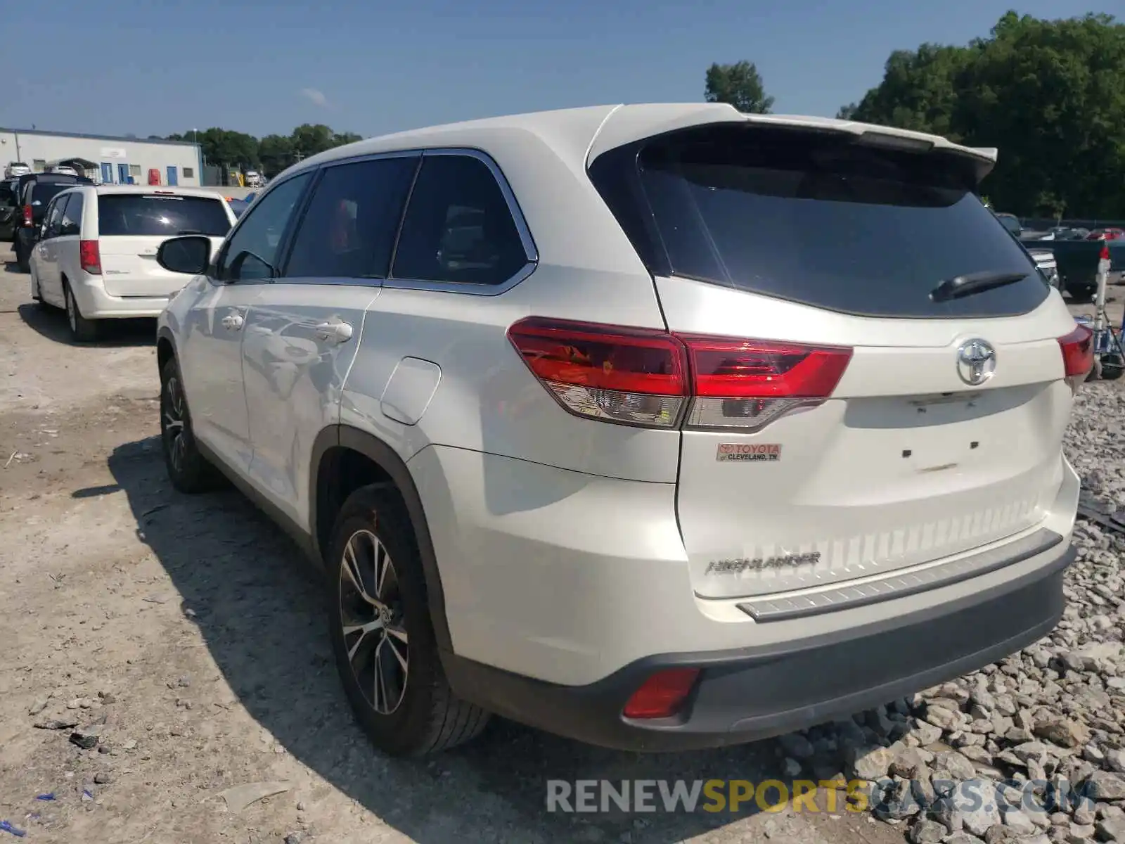 3 Photograph of a damaged car 5TDZZRFH5KS341747 TOYOTA HIGHLANDER 2019