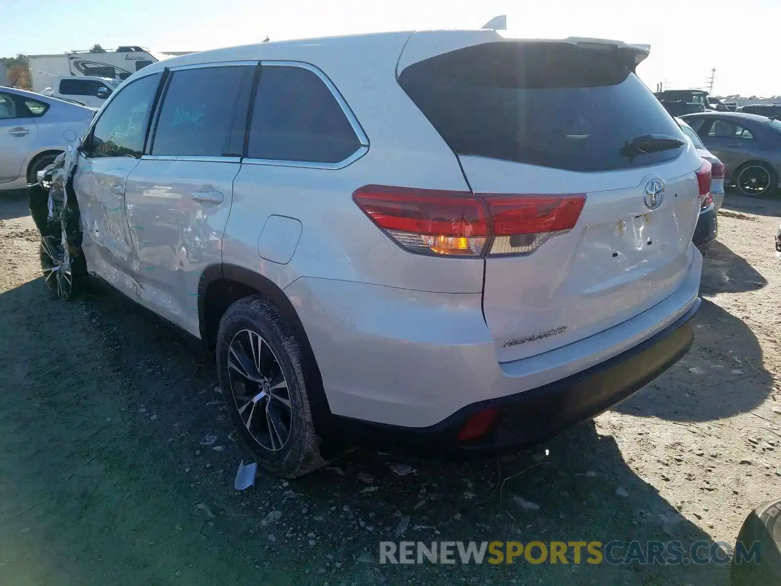 3 Photograph of a damaged car 5TDZZRFH5KS348813 TOYOTA HIGHLANDER 2019