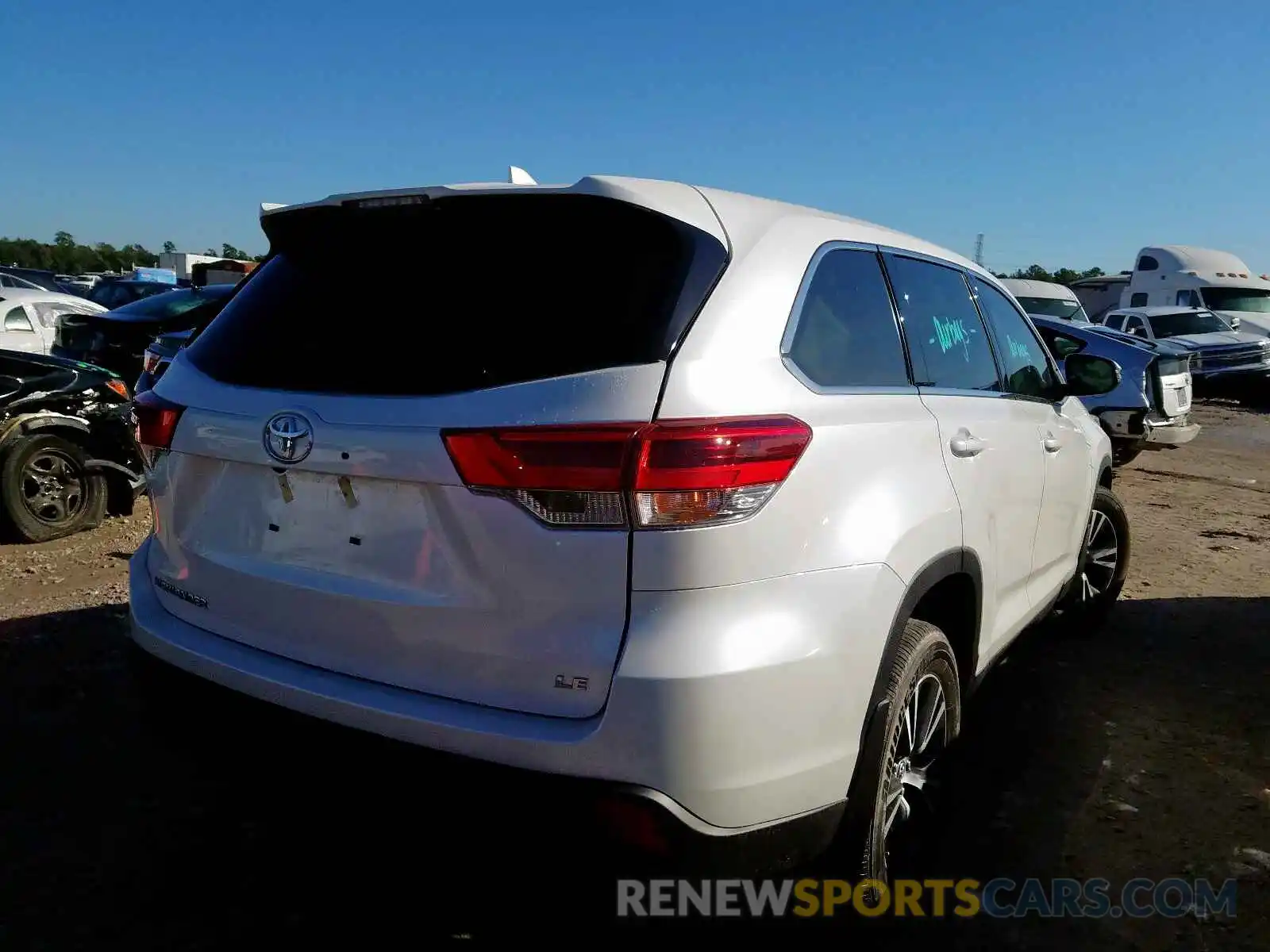 4 Photograph of a damaged car 5TDZZRFH5KS348813 TOYOTA HIGHLANDER 2019