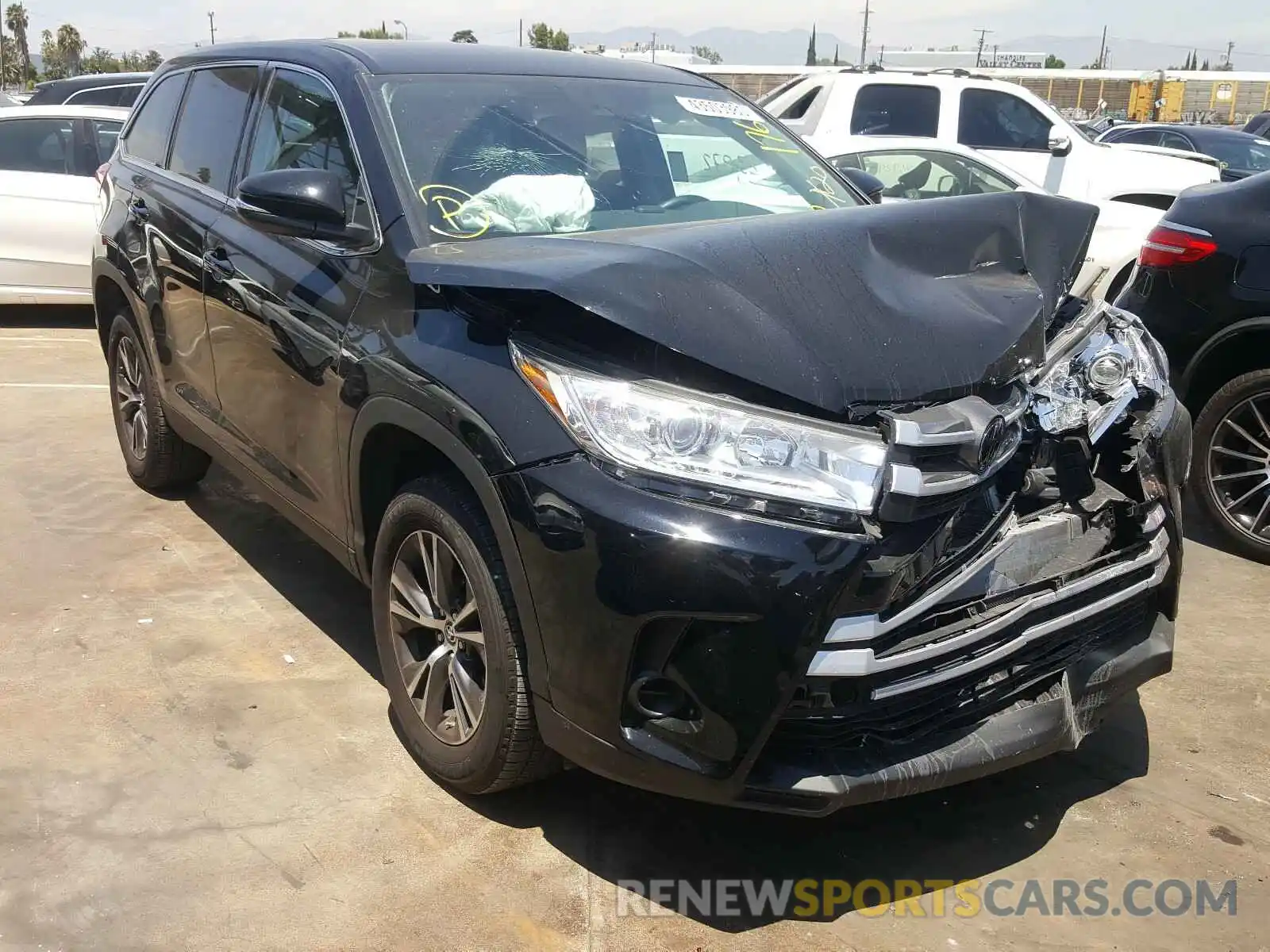 1 Photograph of a damaged car 5TDZZRFH5KS350982 TOYOTA HIGHLANDER 2019