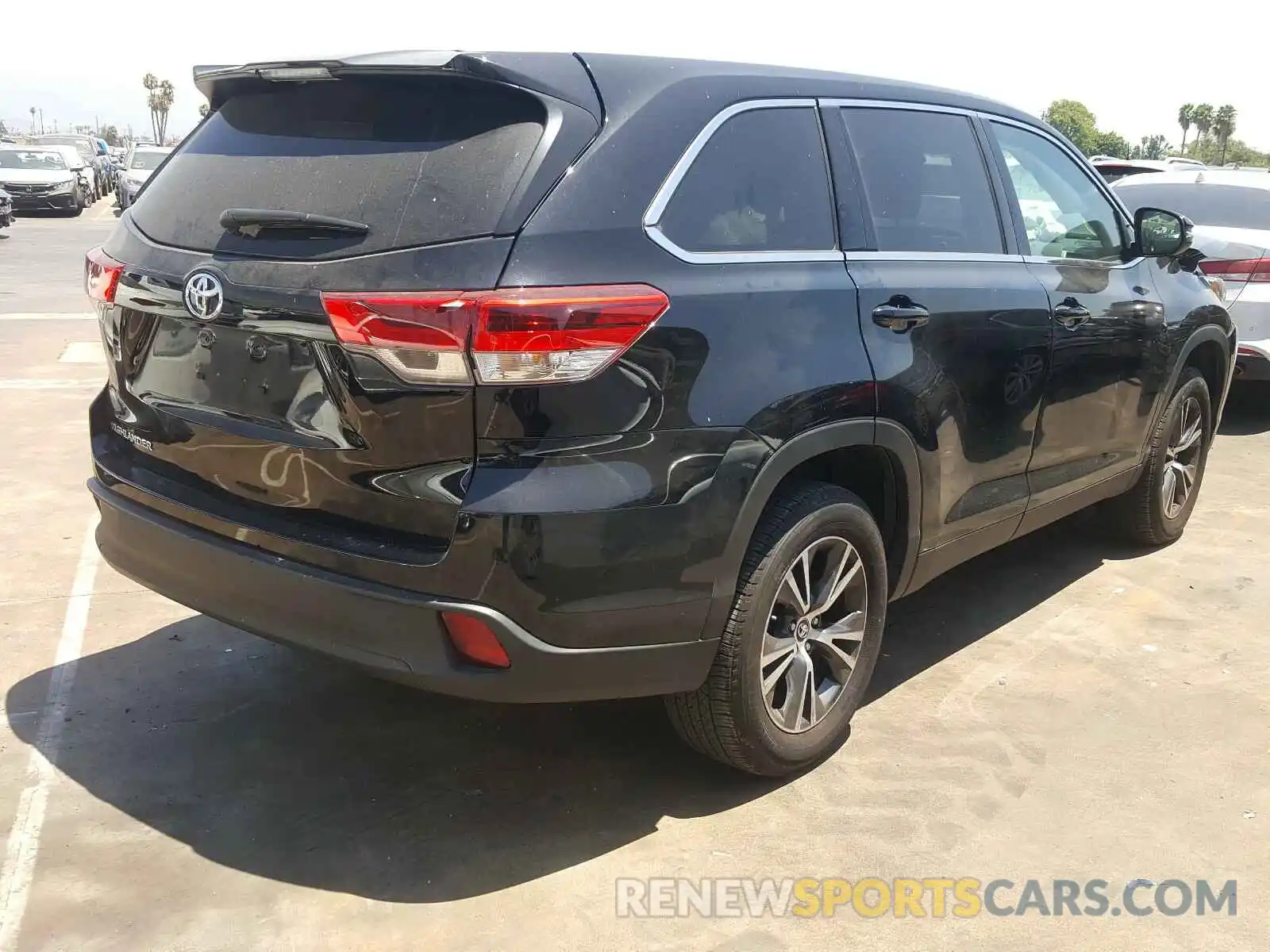 4 Photograph of a damaged car 5TDZZRFH5KS350982 TOYOTA HIGHLANDER 2019