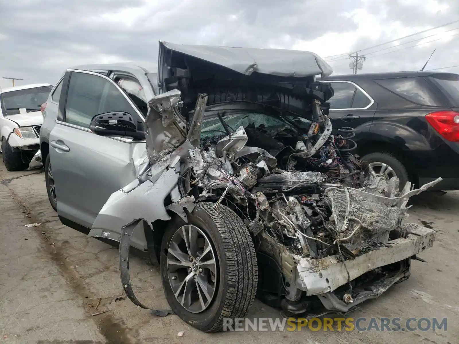 1 Photograph of a damaged car 5TDZZRFH5KS354630 TOYOTA HIGHLANDER 2019