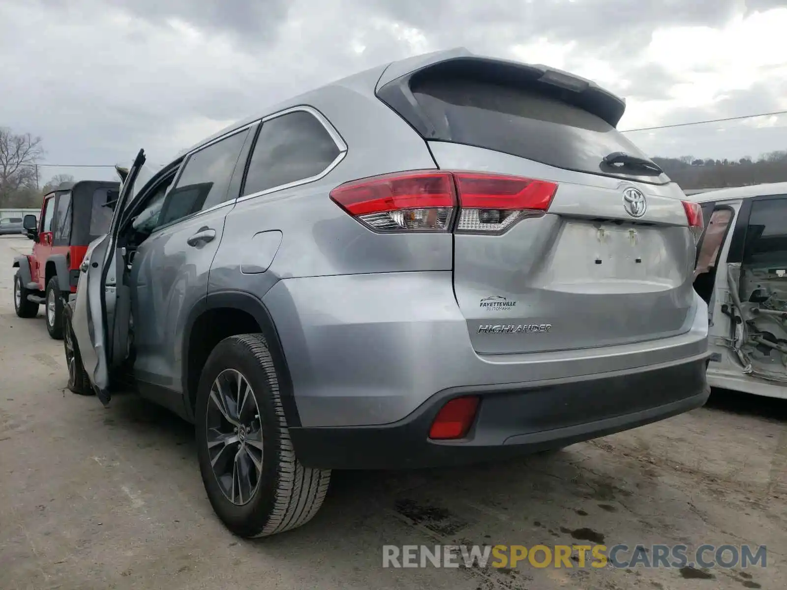 3 Photograph of a damaged car 5TDZZRFH5KS354630 TOYOTA HIGHLANDER 2019