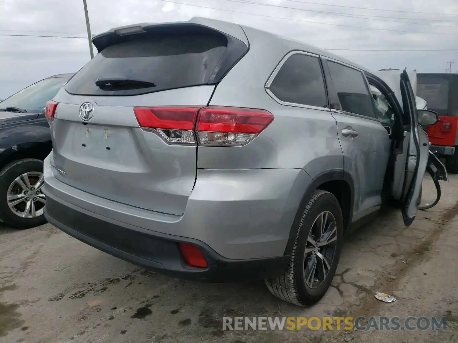 4 Photograph of a damaged car 5TDZZRFH5KS354630 TOYOTA HIGHLANDER 2019