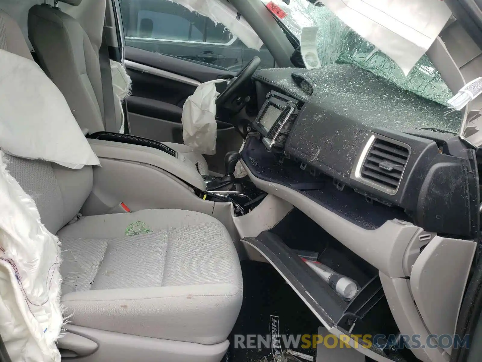 5 Photograph of a damaged car 5TDZZRFH5KS354630 TOYOTA HIGHLANDER 2019