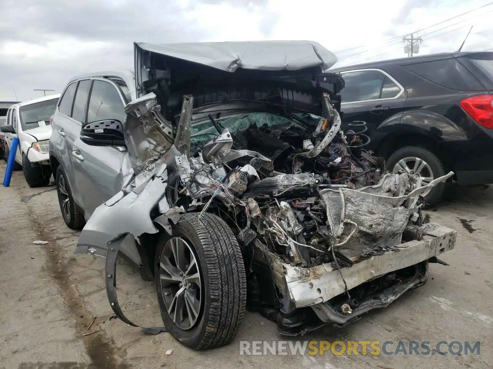 9 Photograph of a damaged car 5TDZZRFH5KS354630 TOYOTA HIGHLANDER 2019