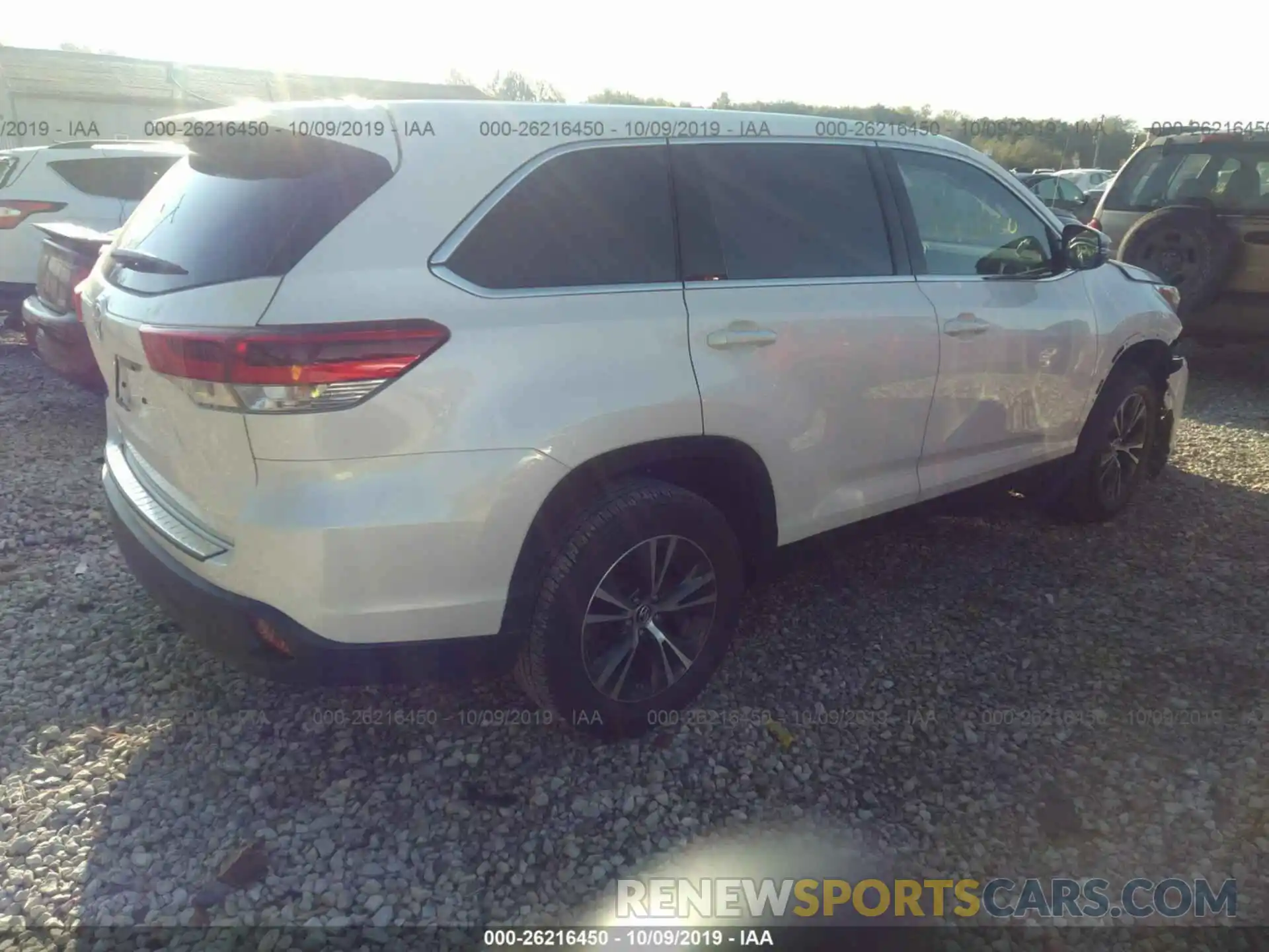 4 Photograph of a damaged car 5TDZZRFH5KS354711 TOYOTA HIGHLANDER 2019