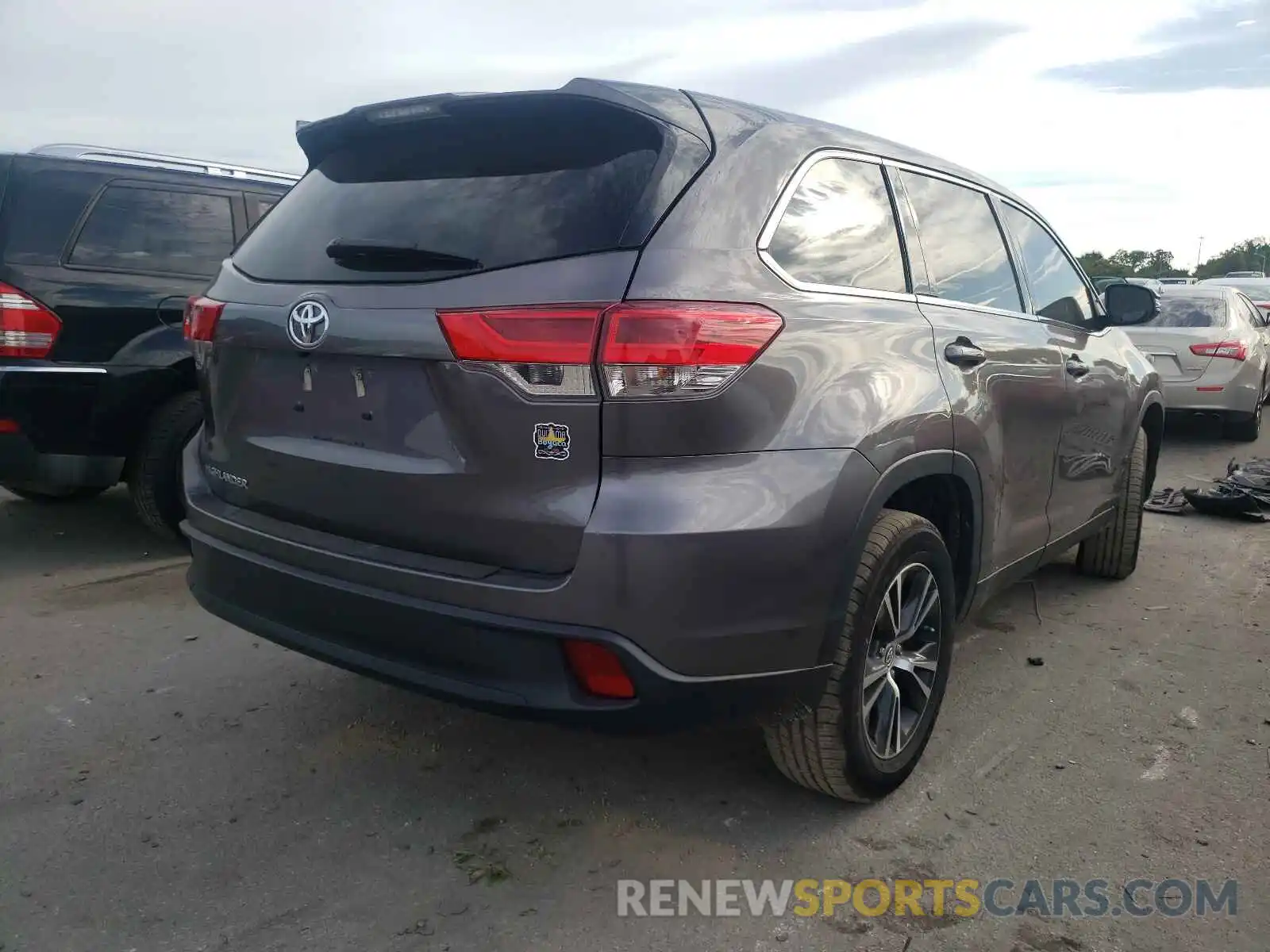 4 Photograph of a damaged car 5TDZZRFH5KS355955 TOYOTA HIGHLANDER 2019