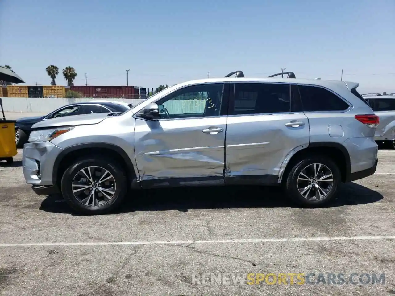 9 Photograph of a damaged car 5TDZZRFH5KS356233 TOYOTA HIGHLANDER 2019